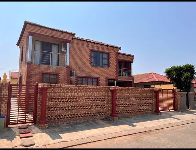8 BEDROOM HOUSE FOR SALE IN LOTUS GARDENS